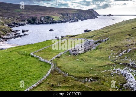 Verlassenes Dorf an einem Hafen zwischen Ardara und Glencolumbkille in der Grafschaft Donegal - Irland Stockfoto