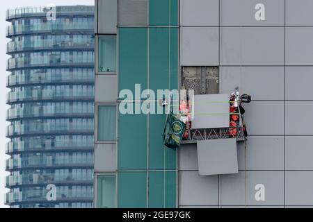 London, Großbritannien. August 2021. Die Verkleidung wird zur Inspektion vom 29-stöckigen privaten Wohnhochhaus im Südosten Londons im Aragon Tower entfernt. Kredit: Guy Corbishley/Alamy Live Nachrichten Stockfoto