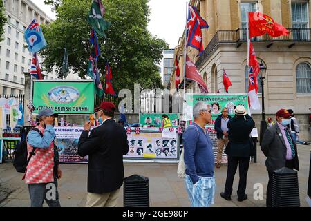 Westminster, London, Großbritannien. 18. August 2021. 12. Tag Hungerstreik für die Gurkhas, die vor der Downing Street gegen gleiche Rentenzahlungen protestierten. Foto-Kredit: Paul Lawrenson /Alamy Live Nachrichten Stockfoto