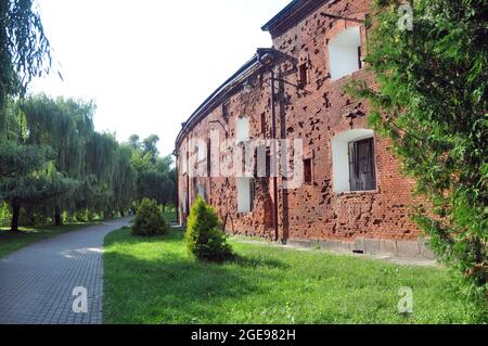 Brest, Weißrussland - 2. August 2021: Die Abteilung der Mauer der kreisförmigen Kaserne der Brestischen Festung mit dem Beschuss. Ein architektonisches Denkmal von Stockfoto