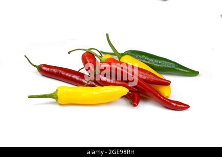 Chiili-Paprika in verschiedenen Farben, gelb, grün und rot, isoliert auf weiß; auch bekannt als Chilischoten, chilli-Paprika oder einfach nur Chili Stockfoto