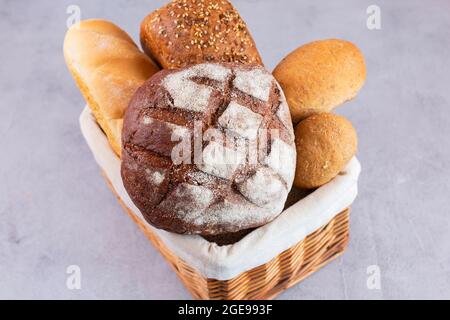 Verschiedene Arten von frischem hausgemachtem Brot in einem Korb. Gesundes Bio-Brot Stockfoto