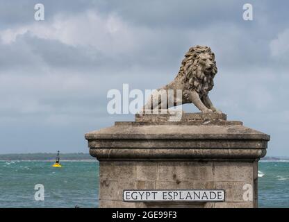 Löwenstatue auf der Esplanade in der Küstenstadt Cowes, Isle of Wight, England Stockfoto