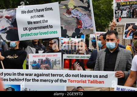Westminster, London, Großbritannien. 18. August 2021. Übersetzer, Unterstützer und Demonstranten fordern von der Regierung Maßnahmen für die zurückgelassenen Menschen in Afghanistan. Foto-Kredit: Paul Lawrenson /Alamy Live Nachrichten Stockfoto