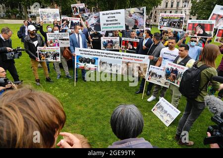 Westminster, London, Großbritannien. 18. August 2021. Übersetzer, Unterstützer und Demonstranten fordern von der Regierung Maßnahmen für die zurückgelassenen Menschen in Afghanistan. Die Medien schrumpeln vor den Demonstranten. Foto-Kredit: Paul Lawrenson /Alamy Live Nachrichten Stockfoto