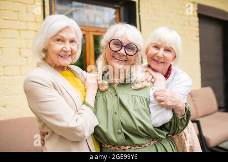 Drei ssweet Senior Ladies suchen glücklich Spedning Zeit zusammen Stockfoto