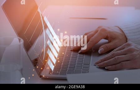 Finanzanalyst mit Laptop, Finanzen, Wirtschaftskonzept, doppeltem Engagement Stockfoto