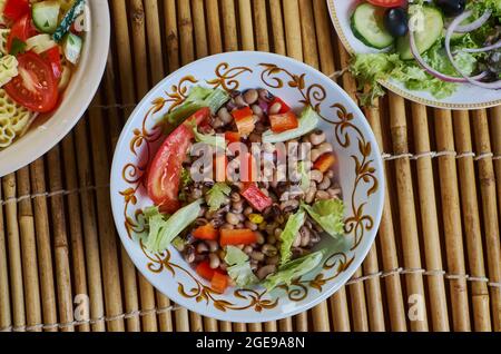 nigerafrikanischer Salat mit schwarzen Augen, Erbsenbohnen. Stockfoto