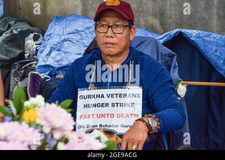 London, Großbritannien. August 2021. Der Gurkha-Veteran Dhan Bahadur Gurung befindet sich im Hungerstreik vor der Downing Street. Gurkhas inszenieren seit mehreren Wochen Hungerstreiks und Proteste gegen „Diskriminierung, Ausbeutung und historische Ungerechtigkeit“, einschließlich der ungleichen Renten, die Gurkha-Soldaten im Vergleich zu ihren britischen Pendants erhalten. Stockfoto