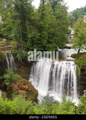 Wasserfall Buk (Rastoke, Slunj, Gespanschaft Karlovac, Kroatien) Stockfoto