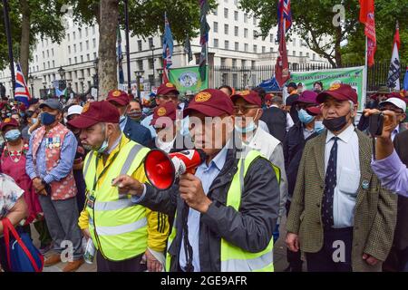 London, Großbritannien. August 2021. Gurkha-Veteranen protestieren vor der Downing Street. Gurkhas inszenieren seit mehreren Wochen Hungerstreiks und Proteste gegen „Diskriminierung, Ausbeutung und historische Ungerechtigkeit“, einschließlich der ungleichen Renten, die Gurkha-Soldaten im Vergleich zu ihren britischen Pendants erhalten. Stockfoto