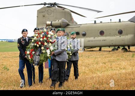 Pegnitz, Deutschland. August 2021. US-amerikanische und deutsche Soldaten nehmen Kränze von einem Chinook-Transporthubschrauber ab, während sie an einen Hubschrauberabsturz erinnern. Am 18. August 1971 stürzte ein Hubschrauber der US-Armee Chinook in der Nähe von Pegnitz ab. 37 Soldaten wurden getötet. Es ist der schlimmste Unfall der US-Armee seit dem Zweiten Weltkrieg. Quelle: Daniel Karmann/dpa/Alamy Live News Stockfoto