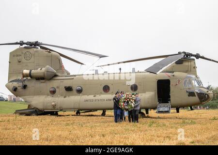 Pegnitz, Deutschland. August 2021. US-amerikanische und deutsche Soldaten nehmen Kränze von einem Chinook-Transporthubschrauber ab, während sie an einen Hubschrauberabsturz erinnern. Am 18. August 1971 stürzte ein Hubschrauber der US-Armee Chinook in der Nähe von Pegnitz ab. 37 Soldaten wurden getötet. Es ist der schlimmste Unfall der US-Armee seit dem Zweiten Weltkrieg. Quelle: Daniel Karmann/dpa/Alamy Live News Stockfoto