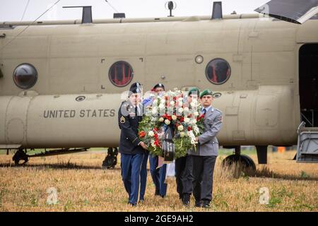 Pegnitz, Deutschland. August 2021. US-amerikanische und deutsche Soldaten nehmen Kränze von einem Chinook-Transporthubschrauber ab, während sie an einen Hubschrauberabsturz erinnern. Am 18. August 1971 stürzte ein Hubschrauber der US-Armee Chinook in der Nähe von Pegnitz ab. 37 Soldaten wurden getötet. Es ist der schlimmste Unfall der US-Armee seit dem Zweiten Weltkrieg. Quelle: Daniel Karmann/dpa/Alamy Live News Stockfoto