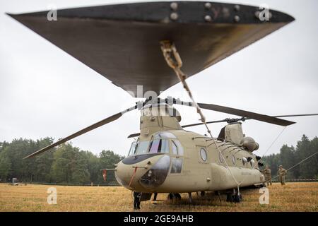 Pegnitz, Deutschland. August 2021. Ein Chinook Transporthubschrauber steht im Rahmen einer Gedenkveranstaltung zu einem Hubschrauberabsturz auf einem Feld. Am 18. August 1971 stürzte ein Hubschrauber der US Army Chinook in der Nähe von Pegnitz ab. 37 Soldaten wurden getötet. Es ist der schlimmste Unfall der US-Armee seit dem Zweiten Weltkrieg. Quelle: Daniel Karmann/dpa/Alamy Live News Stockfoto