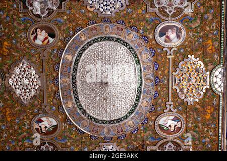 Shiraz, Iran,16. juli 2021 Decke des persischen Gartens von Narenjestan Ghavam oder Qavam mit seinem historischen Pavillon, Türen und Wänden. Stockfoto