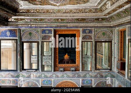 Shiraz, Iran,16. juli 2021 im persischen Garten von Narenjestan Ghavam oder Qavam mit seinem historischen Pavillon, Türen und Mauern. Stockfoto