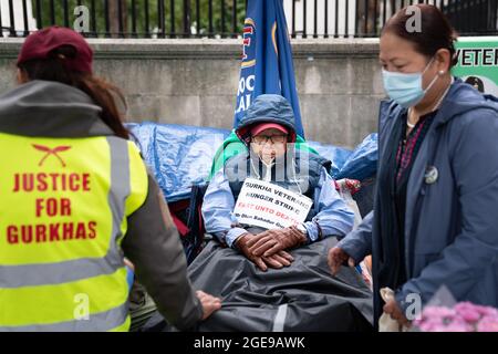 Gurkha-Veteran, Dhan Gurung, am 12. Tag eines Hungerstreiks gegenüber der Downing Street in London, nachdem er heute Morgen aus dem Krankenhaus zurückgekehrt war, wo er wegen eines vermuteten Herzinfarkts letzte Nacht eingeliefert wurde. Die Gurkhas fordern die gleichen Renten für die Soldaten, die vor 1997 in den Ruhestand gegangen sind, aber nicht für eine volle Rente der britischen Streitkräfte in Frage kommen. Bilddatum: Mittwoch, 18. August 2021. Stockfoto