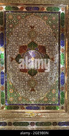 Shiraz, Iran,16. juli 2021 Decke des persischen Gartens von Narenjestan Ghavam oder Qavam mit seinem historischen Pavillon, Türen und Wänden. Stockfoto