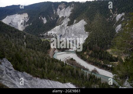 Schlucht oder Schlucht genannt Ruinaulta am Vorderrhein in der Schweiz. Panorama-Weitwinkelansicht. Klares blaues Wasser mit Steinbänken. Stockfoto