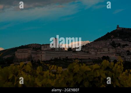 PANORAMA DI ASSISI, (PG) ITALIA. FOTO SCATTATA DA SANTA MARIA DEGLI ANGELI Stockfoto