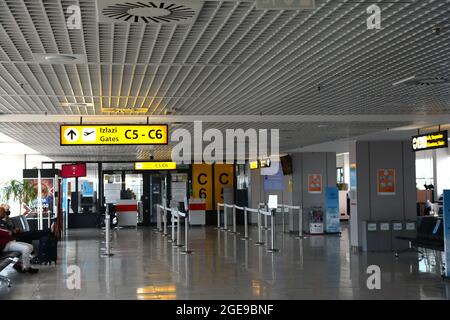 Belgrad, Serbien, 15. Juli 2021. Flughafen Nikola Tesla. Haupthalle. Stockfoto