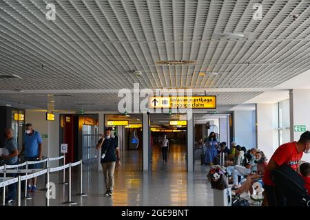 Belgrad, Serbien, 15. Juli 2021. Flughafen Nikola Tesla. Haupthalle. Stockfoto