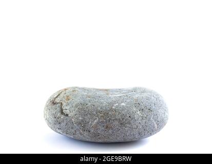 Steinpodium oder Plattform für kosmetische Produkte oder andere Objekte. Kieselstein isoliert auf weißem Hintergrund Stockfoto