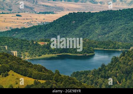 Blick auf den Hochlandsee Goygol in Aserbaidschan Stockfoto