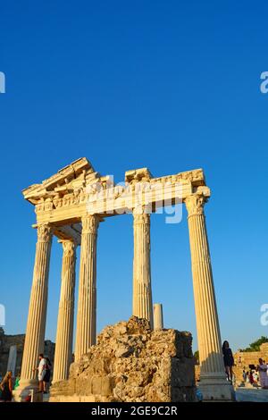 Side, Türkei - 20. Juli 2021: Menschen im Apollotempel in Side bei Sonnenuntergang, Türkei. Side ist eine antike griechische Stadt am südlichen Mittelmeer Stockfoto