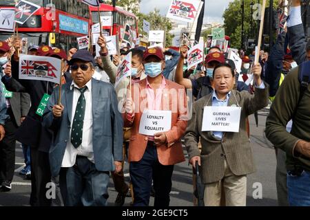 Westminster, London, Großbritannien. 18. August 2021. 12. Tag Hungerstreik für die Gurkhas, die vor der Downing Street gegen gleiche Rentenzahlungen protestierten. Foto-Kredit: Paul Lawrenson /Alamy Live Nachrichten Stockfoto