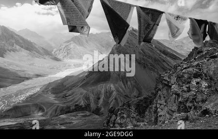 Blick über das Spiti-Tal mit Blick auf den Spiti-Fluss, der an einem hellen Morgen vom Himalaya flankiert wird. In Der Nähe Von Kaza, Himachal Pradesh, Indien. Stockfoto