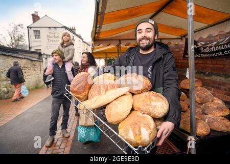 Die Stadt Stroud in Gloucestershire - der Bäcker Dominic Salter mit seinem Stand an der Union Street während des Markttages Stockfoto