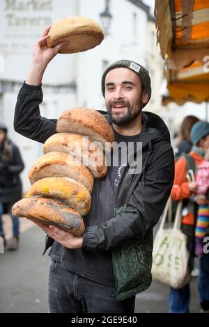 Die Stadt Stroud in Gloucestershire - der Bäcker Dominic Salter mit seinem Stand an der Union Street während des Markttages Stockfoto