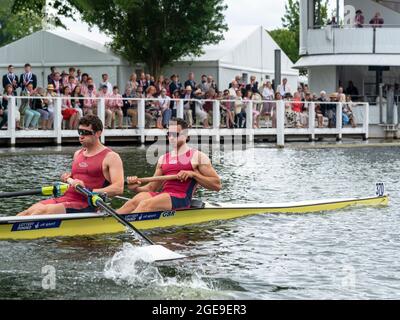 Die Oxford Brookes University (Herrenpaar) besiegte die Cambridge University im Finale des Silver Goblets & Nickalls Challenge Cup bei der Henley Royal Regatta, Großbritannien Stockfoto