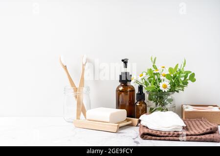 Natürliches Bad und Spa-Werkzeuge auf weißem Hintergrund. Zero Waste nachhaltiges Lifestyle-Konzept. Bambuszahnbürste, Naturseife, Wattepads Stockfoto