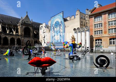 FRANKREICH, PARIS (75) 4. ARRONDISSEMENT, IGOR-STRAWINSKY-PLATZ UND STRAWINSKY-BRUNNEN VON JEAN TINGUELY UND NIKI DE SAINT PHALLE, STREET ART 'CHUUUTTT! Stockfoto