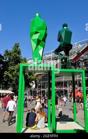 FRANKREICH, PARIS (75) 4. ARRONDISSEMENT, SKULPTUREN VON XAVIER VEILHAN IM JAHR 2013, DIE RENZO PIANO UND RICHARD ROGERS, DIE ARCHITEKTEN DES ZENTRUMS, REPRÄSENTIEREN Stockfoto