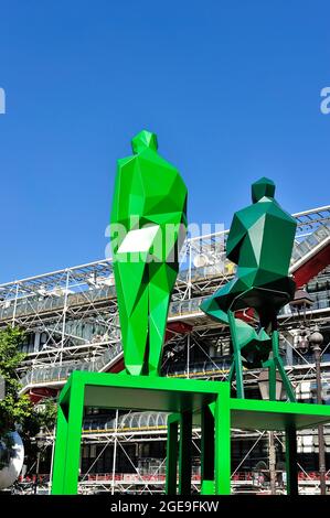 FRANKREICH, PARIS (75) 4. ARRONDISSEMENT, SKULPTUREN VON XAVIER VEILHAN IM JAHR 2013, DIE RENZO PIANO UND RICHARD ROGERS, DIE ARCHITEKTEN DES ZENTRUMS, REPRÄSENTIEREN Stockfoto