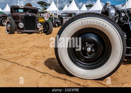 Custom Drag Racing Cars auf einem Strandszenario beim Goodwood Festival of Speed Autorennen Event 2014. Weißer Firestone-Reifen, Reifen Stockfoto