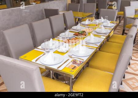 Abendessen mit afrikanischen Gerichten mit Jollof-Reis Stockfoto