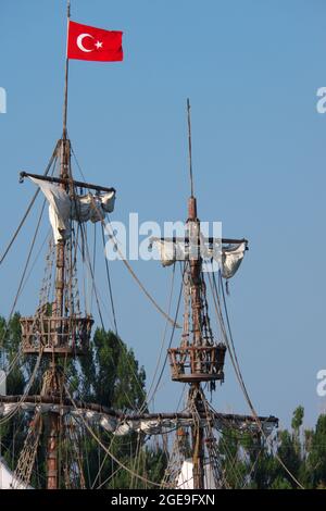 Mast und Segel eines türkischen Holzschiffes mit Flagge und Seilen Stockfoto