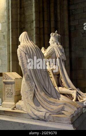 FRANKREICH, SEINE-SAINT-DENIS (93) SAINT-DENIS, KATHEDRALE SAINT-DENIS, KÖNIGLICHE NEKROPOLE, KAPELLE SAINT LOUIS, DIE BETENDEN STATUEN VON LUDWIG XVI. UND Stockfoto