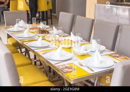 Abendessen mit afrikanischen Gerichten mit Jollof-Reis Stockfoto