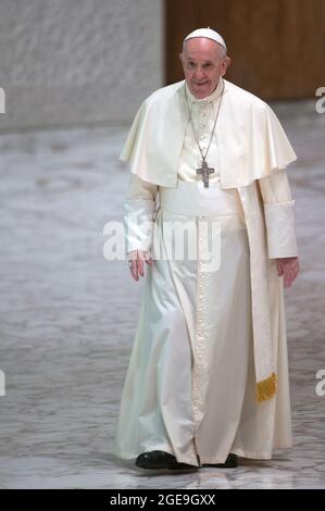 18. August 2021: Papst Franziskus kommt zu seiner wöchentlichen Generalaudienz am Mittwoch im Vatikan an Stockfoto