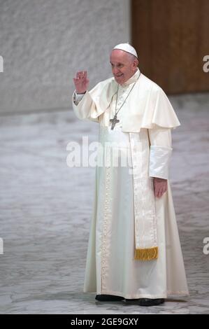 18. August 2021: Papst Franziskus kommt zu seiner wöchentlichen Generalaudienz am Mittwoch im Vatikan an Stockfoto