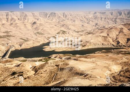 Der Mujib-Staudamm und Stausee entlang des King's Highway im Wadi Mujib zwischen Madaba und Kerak in Jordanien. Stockfoto