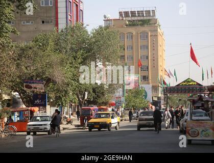 Peking, China. August 2021. Das Foto vom 15. August 2021 zeigt eine Straße in Kabul, der Hauptstadt Afghanistans. Quelle: Rahmatullah Alizadah/Xinhua/Alamy Live News Stockfoto