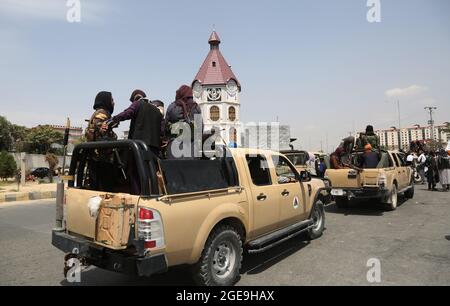 Peking, Afghanistan. August 2021. Taliban-Kämpfer werden in Kabul, der Hauptstadt Afghanistans, am 17. August 2021 gesehen. Quelle: Str/Xinhua/Alamy Live News Stockfoto