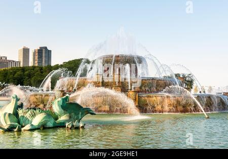 Buckingham Memorial Fountain im Zentrum des Grant Park und der Skyline von Chicago im Hintergrund, Illinois, USA Stockfoto